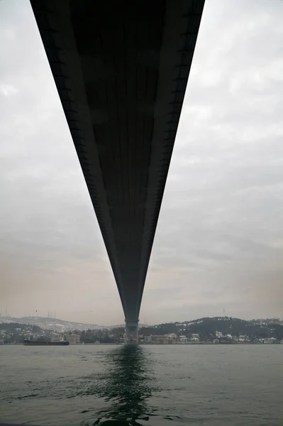 Türkei Istanbul Bosporus Kanal Bosporus Brücke Ein Frachtschiff Unter Der — Stockfoto