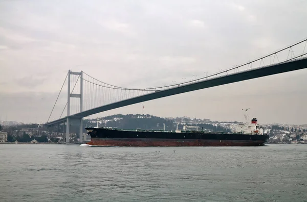 Turquie Istanbul Canal Bosphore Pont Bosphore Cargo Pétrolier Sous Pont — Photo