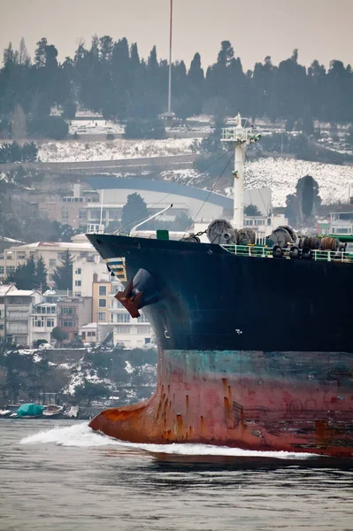 土耳其 伊斯坦布尔 Boshoprus海峡 一个感谢横渡海峡的石油的船头 — 图库照片