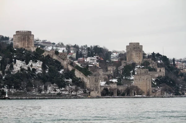トルコ イスタンブール ボスポラス海峡から見たルメリ要塞 メフメット征服者によって1452で構築され チャネルを制御し 保護する — ストック写真