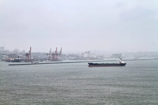 Turquia Istambul Navio Carga Petróleo Canal Bósforo Dia Nebuloso — Fotografia de Stock