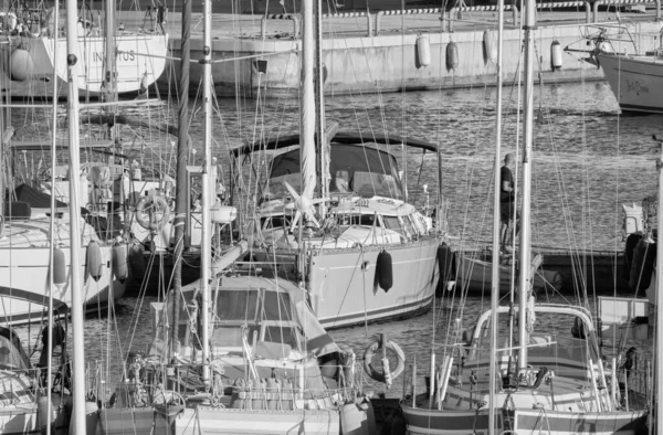 意大利 西西里 地中海 拉古萨港 拉古萨省 2021年5月17日 港口内的人员和豪华游艇 Editorial — 图库照片