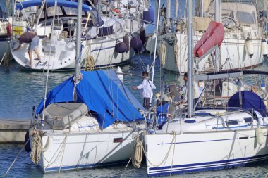 İtalya, Sicilya, Akdeniz, Marina di Ragusa (Ragusa Eyaleti); 19 Mayıs 2021, limandaki insanlar ve yelkenliler - EDITORIAL