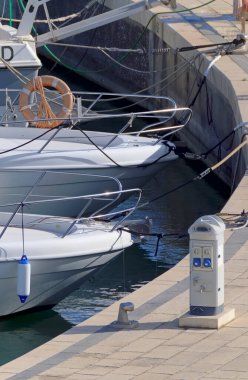 İtalya, Sicilya, Akdeniz, Marina di Ragusa (Ragusa ili); 19 Mayıs 2021, limanda lüks yatlar - EDITORIAL