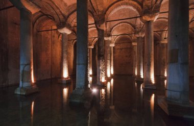 Türkiye, İstanbul, 6. yüzyılda Justinianus tarafından inşa edilen yeraltı Bazilika Sarnıcı hala kullanımda ve kent için önemli bir tatlı su kaynağı olmaya devam ediyor.