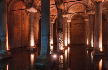 Türkiye, İstanbul, 6. yüzyılda Justinianus tarafından inşa edilen yeraltı Bazilika Sarnıcı hala kullanımda ve kent için önemli bir tatlı su kaynağı olmaya devam ediyor.