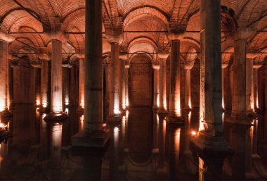 Türkiye, İstanbul, 6. yüzyılda Justinianus tarafından inşa edilen yeraltı Bazilika Sarnıcı hala kullanımda ve kent için önemli bir tatlı su kaynağı olmaya devam ediyor.
