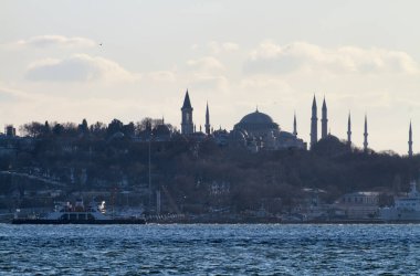 Türkiye, İstanbul, şehir manzarası ve gün batımında Boğaziçi Kanalı 'ndan Mavi Cami