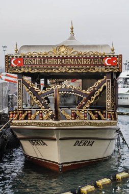 Türkiye, İstanbul, Galata Köprüsü bölgesi, bir Türk teknesi deniz ürünleri restoranına dönüştü