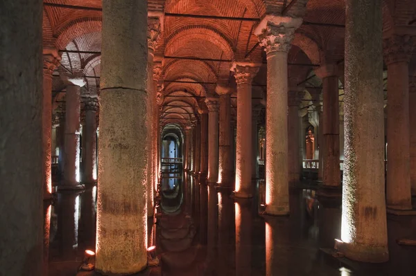 Türkiye, İstanbul, 6. yüzyılda Justinianus tarafından inşa edilen yeraltı Bazilika Sarnıcı hala kullanımda ve kent için önemli bir tatlı su kaynağı olmaya devam ediyor.