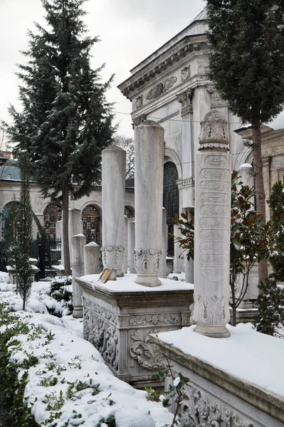 Τουρκία Ιστανμπούλ Παλαιοί Τούρκικοι Πέτρινοι Τάφοι Καλυμμένοι Χιόνι — Φωτογραφία Αρχείου