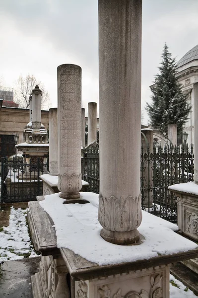 Turquía Estambul Antiguas Tumbas Piedra Turca Cubiertas Nieve — Foto de Stock