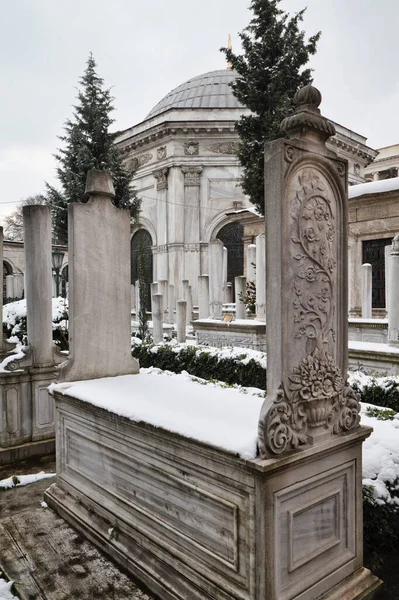 Turquía Estambul Antiguas Tumbas Piedra Turca Cubiertas Nieve — Foto de Stock