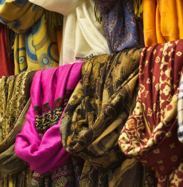 Türkiye, İstanbul, Grand Bazaar (Kapalicarsi), satılık paşmina ipek eşarplar