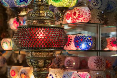 Türkiye, İstanbul, Grand Bazaar (Kapali Carsi), satılık el yapımı Türk fenerleri