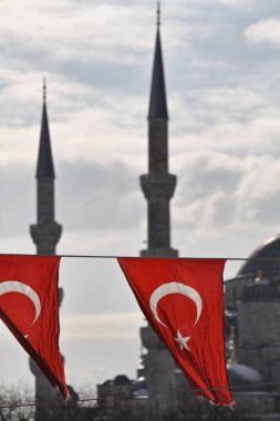 Türkiye, İstanbul, Türk bayrakları ve Sultanahmet İmparatorluk Camii, aynı zamanda Mavi Cami olarak da bilinir (mimar Mehmet tarafından 17. yüzyılda inşa edilmiştir.)