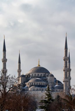 Türkiye, İstanbul, Sultanahmet İmparatorluk Camii, aynı zamanda Mavi Cami olarak da bilinir, kar yağarken (17. yüzyılda mimar Mehmet tarafından inşa edilen))