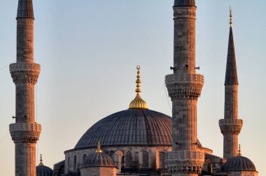 Türkiye, İstanbul, Sultanahmet İmparatorluk Camii, aynı zamanda Mavi Cami olarak da bilinir, 17. yüzyılda mimar Mehme tarafından inşa edilmiştir.
