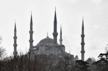 Türkiye, İstanbul, Sultanahmet İmparatorluk Camii, aynı zamanda Mavi Cami olarak da bilinir, günbatımında (17. yüzyılda mimar Mehmet tarafından inşa edilmiştir.)