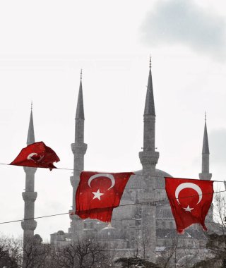 Türkiye, İstanbul, Türk bayrakları ve Sultanahmet İmparatorluk Camii (17. yüzyılda mimar Mehmet tarafından inşa edilen) Mavi Cami olarak da bilinir.)