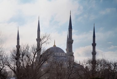 Türkiye, İstanbul, Sultanahmet İmparatorluk Camii, aynı zamanda Mavi Cami olarak da bilinir, kar yağarken (17. yüzyılda mimar Mehmet tarafından inşa edilen))