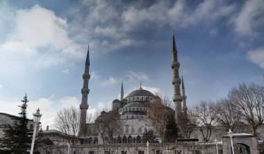 Türkiye, İstanbul, Sultanahmet İmparatorluk Camii, aynı zamanda Mavi Cami olarak da bilinir, kar yağarken (17. yüzyılda mimar Mehmet tarafından inşa edilen))