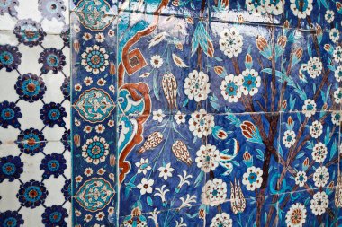 Türkiye, İstanbul, Galata Köprüsü bölgesi, Rustenpasa Camii (1580 yılında inşa edilmiş), Unesco tarafından korunan, orijinal Türk kiremitleri elle boyanmış