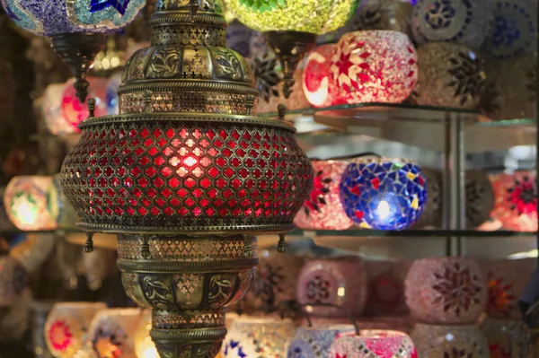 Türkiye, İstanbul, Grand Bazaar (Kapali Carsi), satılık el yapımı Türk fenerleri