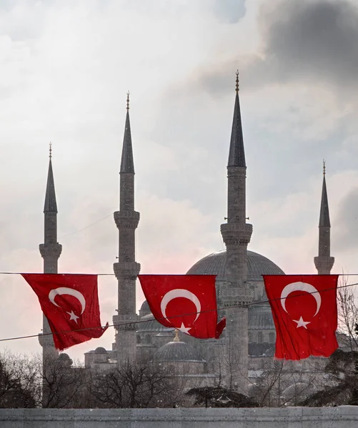 Turkiet Istanbul Turkiska Flaggor Och Sultanahmet Imperial Moskén Även Känd — Stockfoto