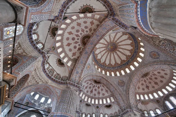 Türkiye, İstanbul, Sultanahmet İmparatorluk Camii, Mavi Cami olarak da bilinir (17. yüzyılda mimar Mehmet tarafından inşa edilmiştir.