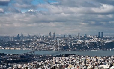 Türkiye, İstanbul, kentin panoramik manzarası, Boğaz Kanalı ve Asyalı tarafından Boğaz Köprüsü