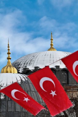 Türkiye, İstanbul, Türk bayrakları ve Aziz Sophia Katedrali (4. yüzyılda Büyük Costantine tarafından inşa edildi ve 6. yüzyılda Justinian tarafından yeniden inşa edildi)