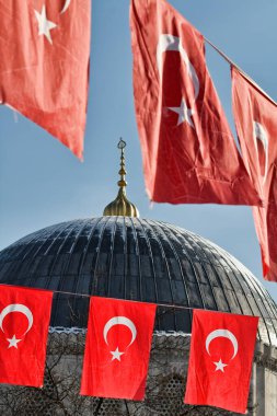 Türkiye, İstanbul, Türk bayrakları ve Aziz Sophia Katedrali (4. yüzyılda Büyük Costantine tarafından inşa edildi ve 6. yüzyılda Justinian tarafından yeniden inşa edildi)