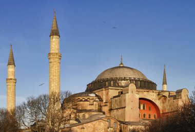 Türkiye, İstanbul, gün batımında Aziz Sophia Katedrali (4. yüzyılda Büyük Costantine tarafından inşa edildi ve 6. yüzyılda Justinian tarafından yeniden inşa edildi.)