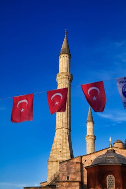 Türkiye, İstanbul, Türk bayrakları ve gün batımında Aziz Sophia Katedrali (4. yüzyılda Büyük Costantine tarafından inşa edildi ve 6. yüzyılda Justinian tarafından yeniden inşa edildi.)