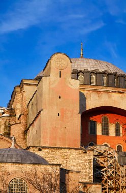 Türkiye, İstanbul, gün batımında Aziz Sophia Katedrali (4. yüzyılda Büyük Costantine tarafından inşa edildi ve 6. yüzyılda Justinian tarafından yeniden inşa edildi.)