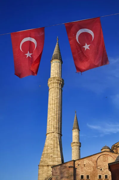 土耳其 伊斯坦布尔 土耳其国旗和日落时的圣索菲亚大教堂 4世纪由君士坦丁大帝建造 6世纪由查士丁尼重建 — 图库照片