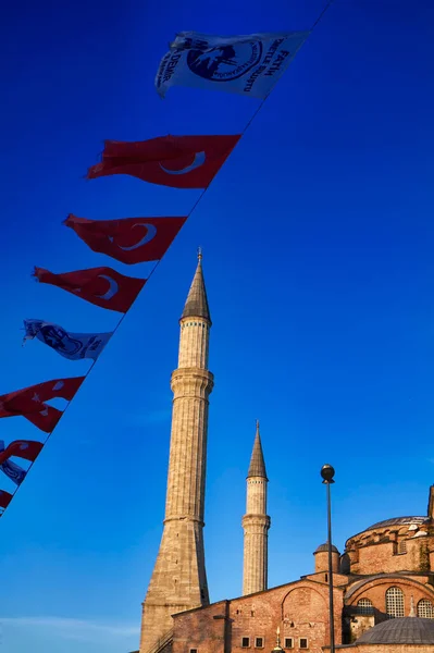 Türkiye Stanbul Türk Bayrakları Gün Batımında Aziz Sophia Katedrali Yüzyılda — Stok fotoğraf