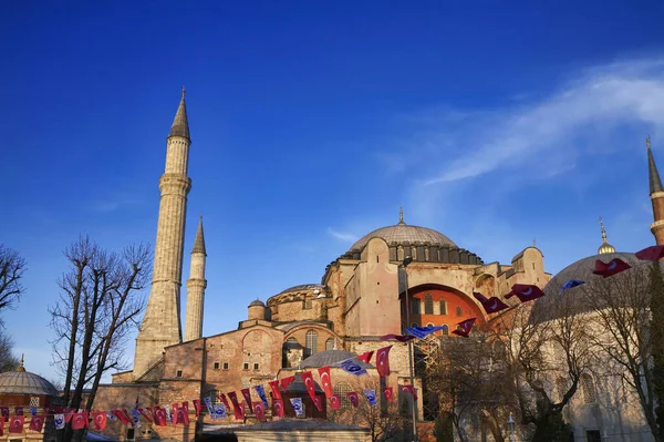 Türkiye Stanbul Türk Bayrakları Gün Batımında Aziz Sophia Katedrali Yüzyılda — Stok fotoğraf