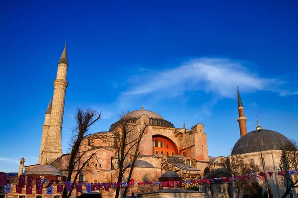 Turquie Istanbul Drapeaux Turcs Cathédrale Sainte Sophie Coucher Soleil Construite — Photo