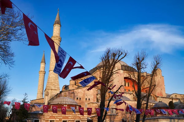 Turquie Istanbul Drapeaux Turcs Cathédrale Sainte Sophie Coucher Soleil Construite — Photo