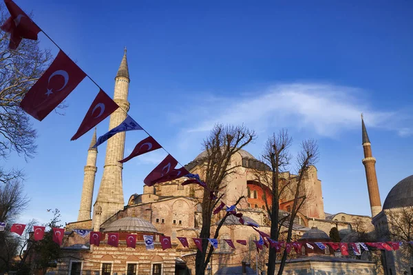Türkiye Stanbul Türk Bayrakları Aziz Sophia Katedrali Yüzyılda Büyük Costantine — Stok fotoğraf