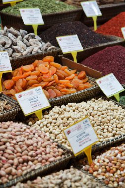Türkiye, İstanbul, Baharat Pazarı, Türkçe şeker ve fındık satışı