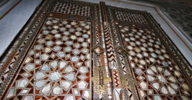 Türkiye, İstanbul, Topkapı Sarayı, Harem, ziyaretçilere ve yabancılara yasak olan odalardan birinde bir kapı süslemesi (ahşap ve incinin annesi), Harem Sultan 'ın Harem-i Humayun adlı özel dairelerinden biridir. 