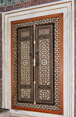 Türkiye, İstanbul, Topkapı Sarayı, Harem, odalardan birinde bir kapı süsü (ahşap ve incinin anası), ziyaretçilere ve yabancılara yasak, Harem Sultan 'ın Harem-i Humayun adlı özel dairelerinden biridir. 