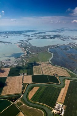 İtalya, Veneto, kırsal bölge, Venedik lagünü ve deniz kanalları, hava manzarası