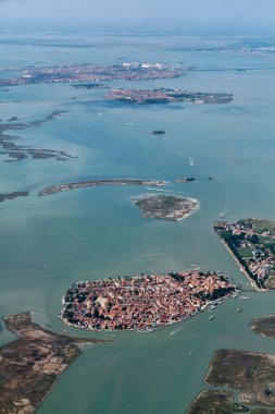İtalya, Veneto, Venedik gölü ve Burano adasının havadan görünüşü, Venedik 'in çok gerisinde.