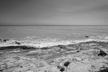 İtalya, Sicilya, Akdeniz, Marina di Ragusa (Ragusa Eyaleti), kayalık kıyı şeridi manzarası