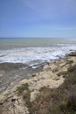 İtalya, Sicilya, Akdeniz, Marina di Ragusa (Ragusa Eyaleti), kayalık kıyı şeridi manzarası