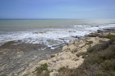 İtalya, Sicilya, Akdeniz, Marina di Ragusa (Ragusa Eyaleti), kayalık kıyı şeridi manzarası